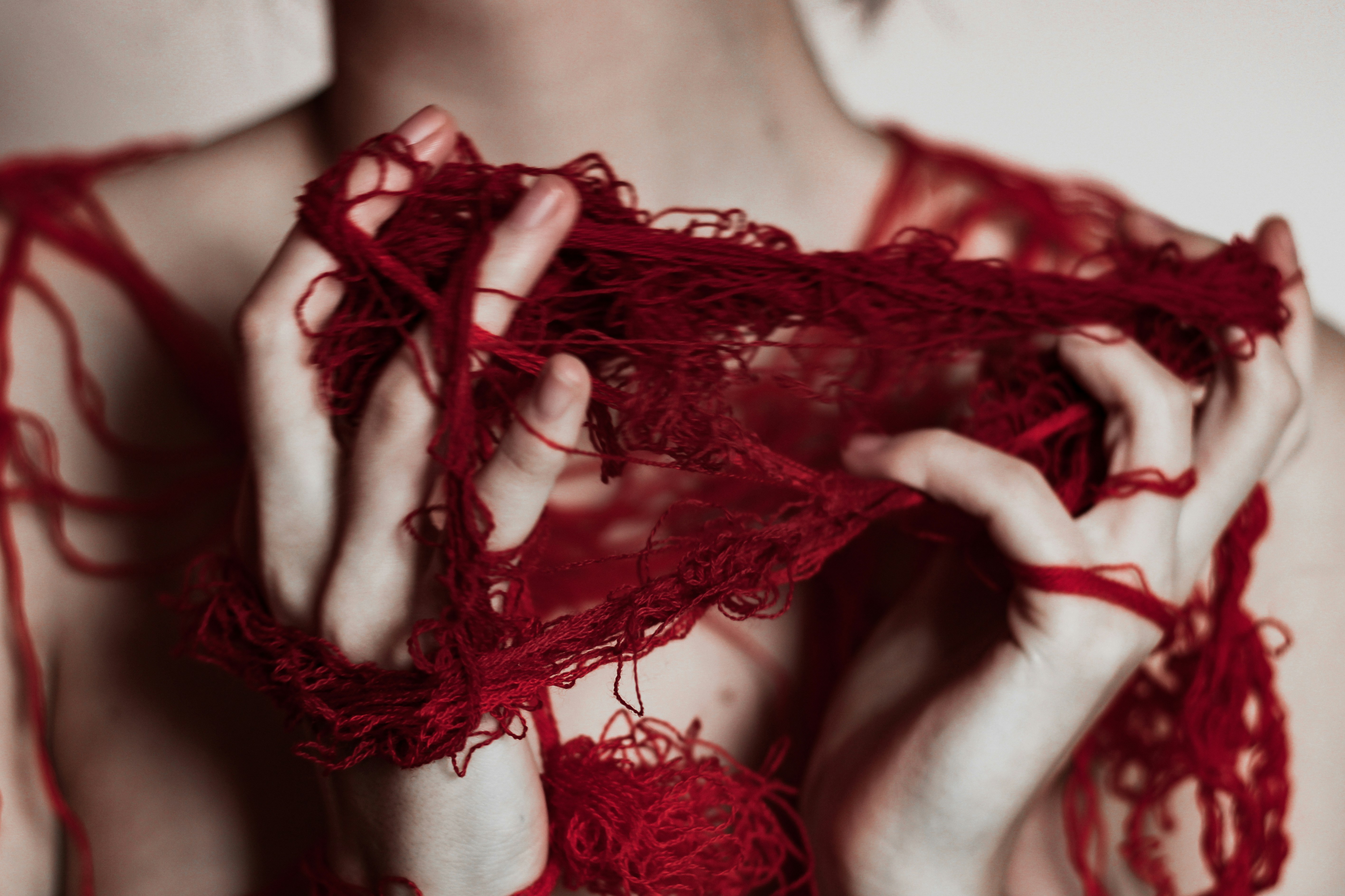 Красная нить: зачем её носят в Кабале, на Руси и в Индии